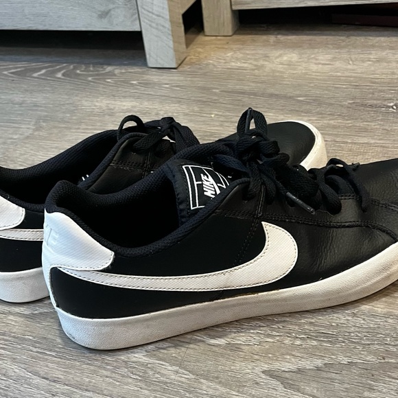 COPY - Men’s Black Nike Signature Sneakers size 11, Good Condition, Mild Scuffs… - Picture 3 of 8